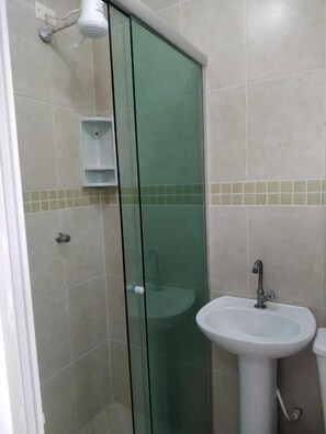 Apartment | Bathroom | Shower, free toiletries, soap, shampoo - Kitnet com ar na praia das Astúrias (Guarujá)