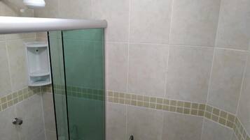 Apartamento | Banheiro | Chuveiro, produtos de toalete grátis, sabonete, shampoo