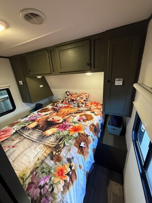 2 bedrooms, in-room safe, travel crib, free WiFi - Cozy 2-bedroom caravan in nice Cleburne with AC, WiFi (Cleburne)