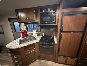 Geladeira, micro-ondas, fogão, cooktop
