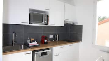 Een koelkast, een magnetron, een oven, een kookplaat
