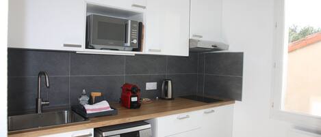Réfrigérateur, four à micro-ondes, un four, surface de cuisson