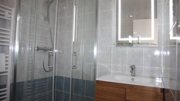 Ducha, secador de pelo, toallas, jabón