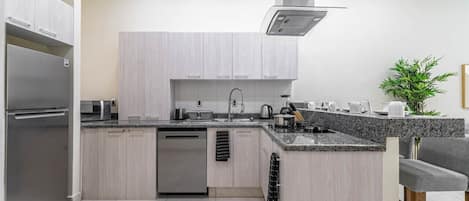 Kylskåp, mikrovågsugn, spishäll och diskmaskin