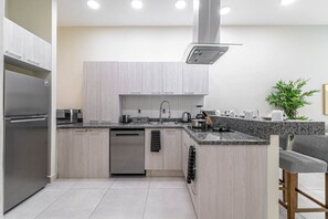 Kühlschrank, Mikrowelle, Herdplatte, Geschirrspüler