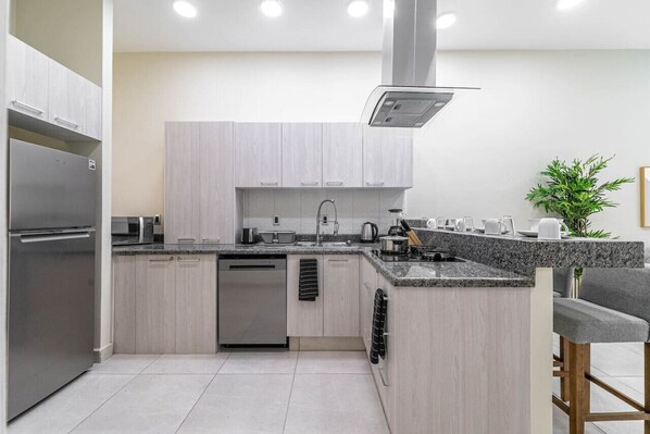 Réfrigérateur, micro-ondes, plaque de cuisson, lave-vaisselle