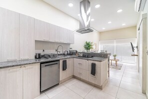 Réfrigérateur, micro-ondes, plaque de cuisson, lave-vaisselle