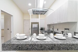 Réfrigérateur, micro-ondes, plaque de cuisson, lave-vaisselle