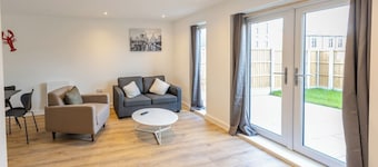 Stunning Brand New 3 Bedroom Townhouse in Salford 10 min to City Centre