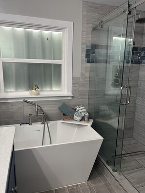 Douche, sèche-cheveux, bidet, serviettes fournies