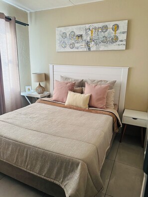 2 habitaciones, tabla de planchar con plancha, wifi y ropa de cama 
