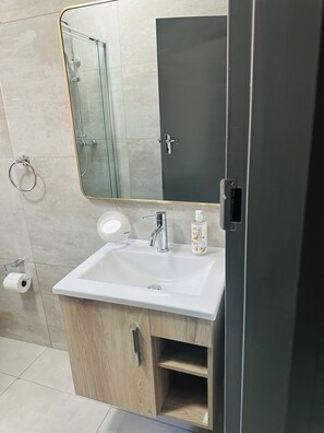 Toallas, jabón, shampoo, papel de baño 
