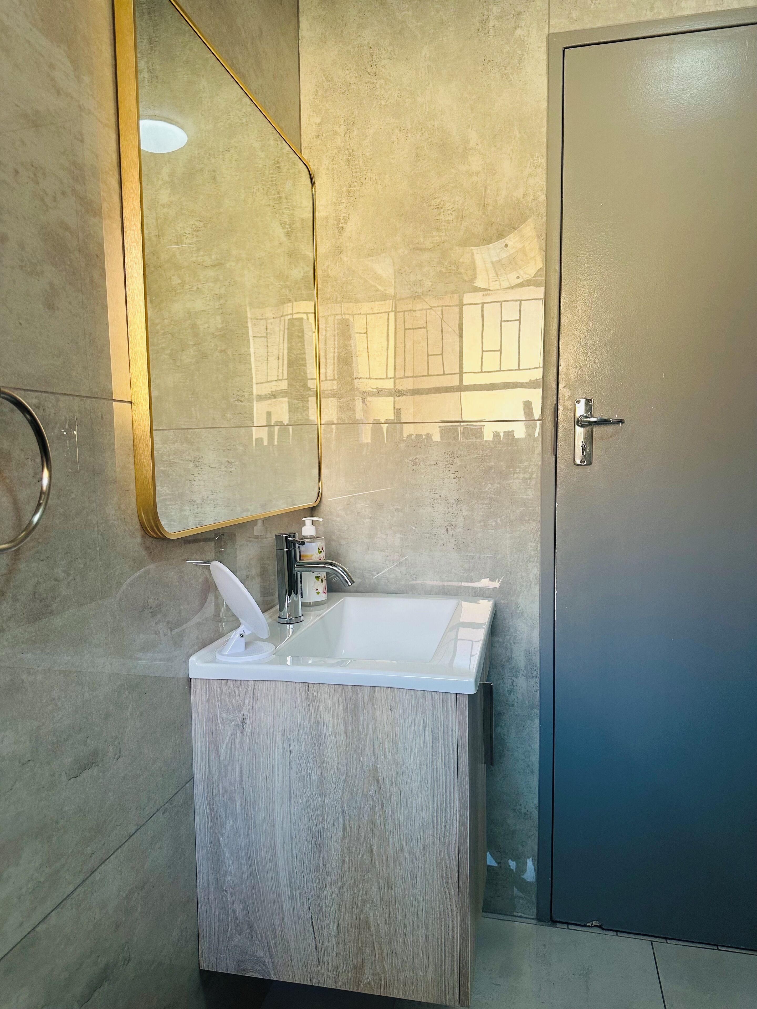 提供毛巾、番梘、洗頭水、廁紙