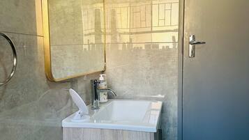 Serviettes fournies, savon, shampoing, papier toilette