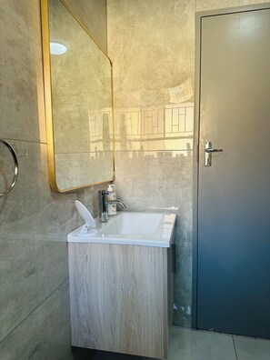 Pyyhkeet, saippua, sampoo, vessapaperi