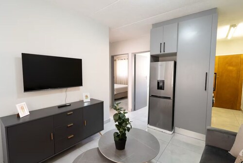 Charming 2-bedroom apartment with WiFi in Kempton Park