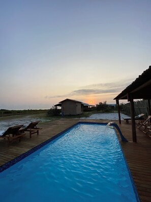 Piscine couverte, cabanons gratuits, chaises longues