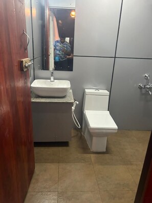 Standard Room | Bathroom | Towels, soap, shampoo