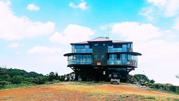 Vista frontal de la propiedad