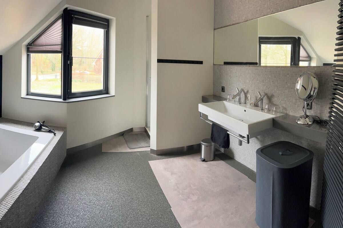 Sèche-cheveux, serviettes fournies, savon, shampoing