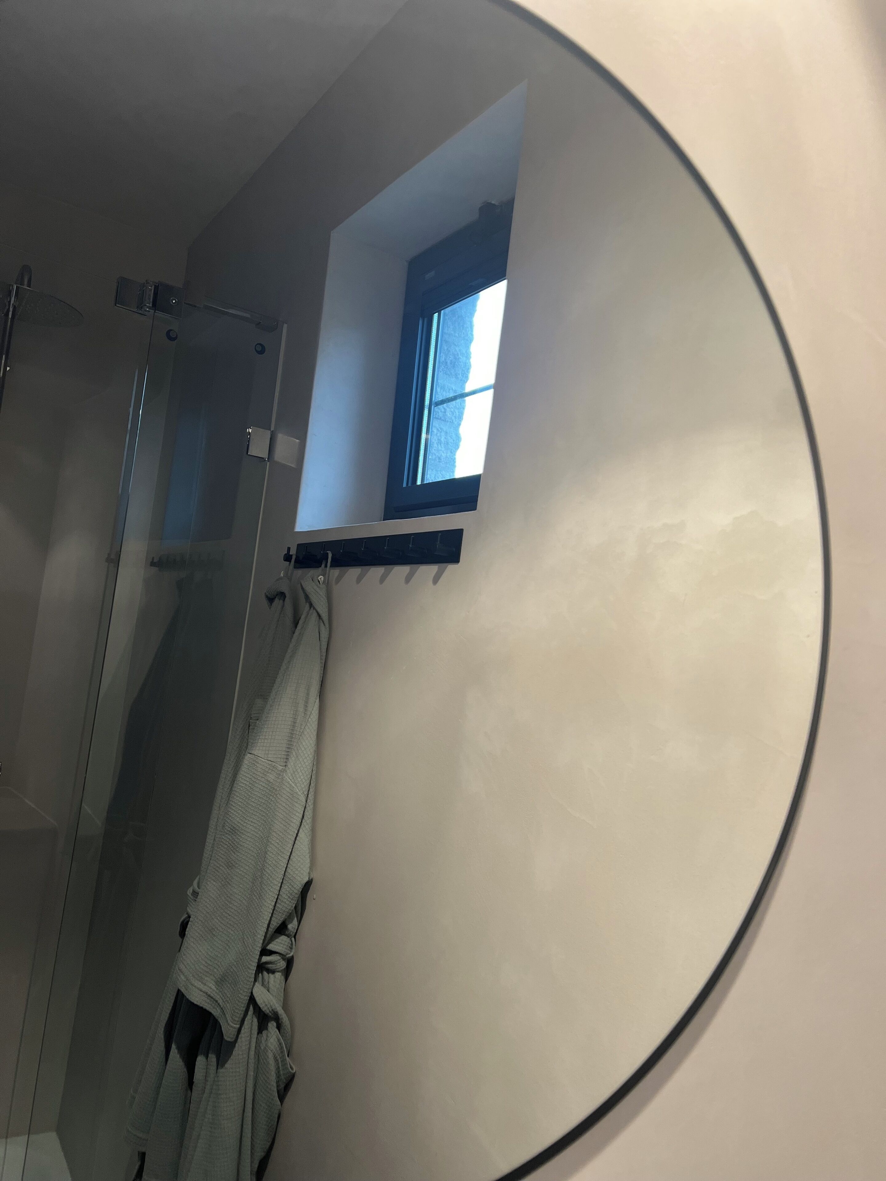 Standaard tweepersoonskamer, op benedenverdieping | Badkamer | Een haardroger, handdoeken, zeep, shampoo