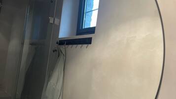 Standaard tweepersoonskamer, op benedenverdieping | Badkamer | Een haardroger, handdoeken, zeep, shampoo