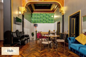 Interior - Spacious 5-bedroom apartment with AC, WiFi in brilliant Bucharest (Bucuresti)