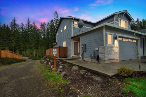 Cozy Private Oasis in Port Orchard: 1BR Suite with Trails and Amazing Views