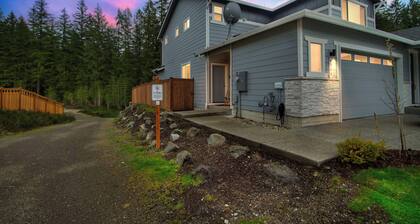 Cozy Private Oasis in Port Orchard: 1BR Suite with Trails and Amazing Views