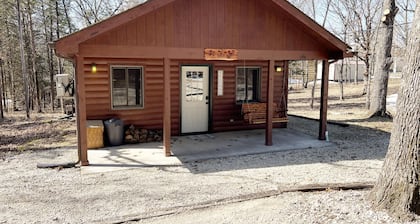 Owls Nest cabin with hot tub near Pomme de Terre lake!