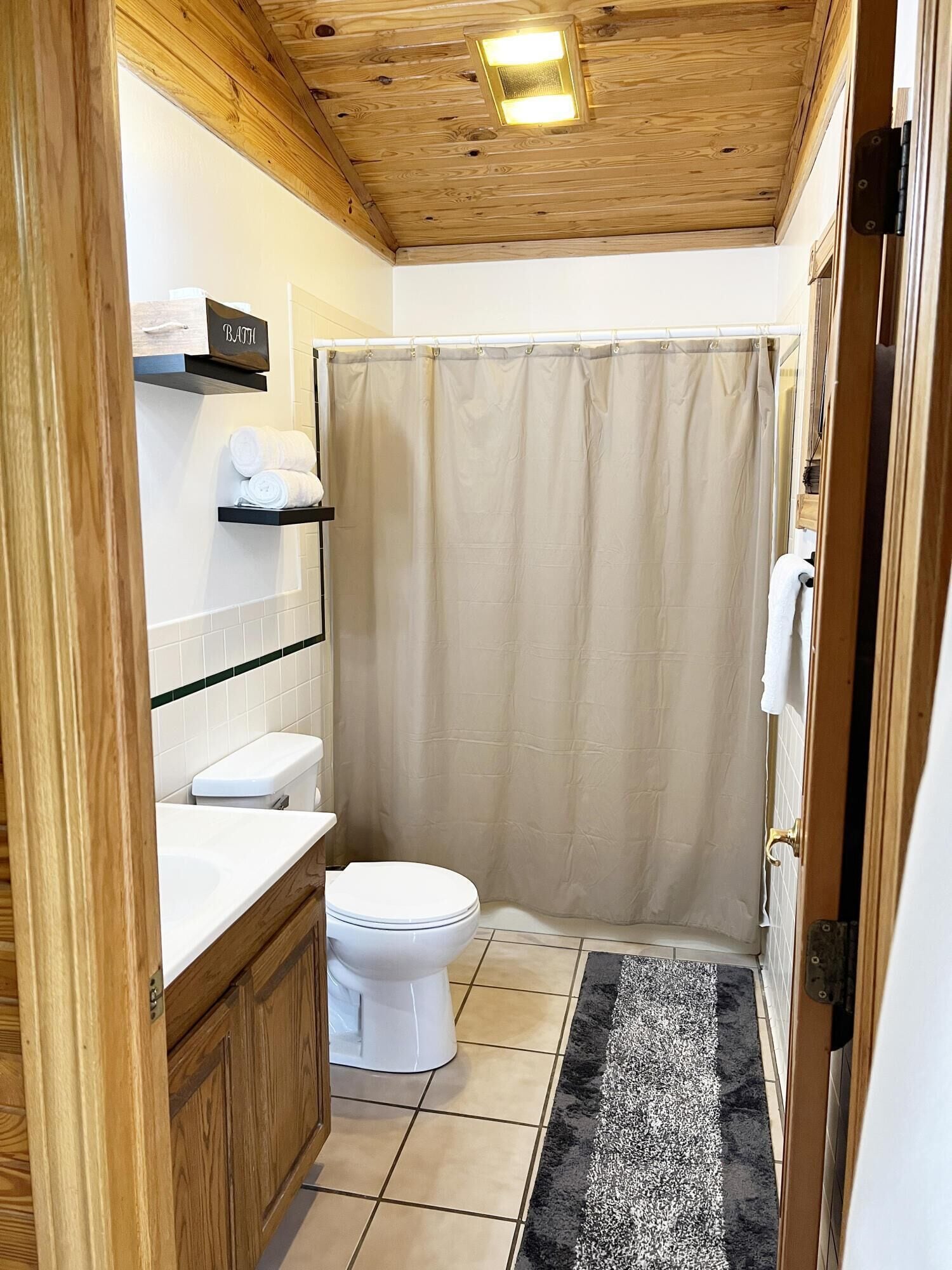 Serviettes fournies, savon, papier toilette