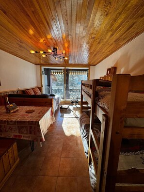 1 bedroom, bed sheets