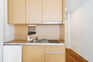 Comfort Studio, Kitchenette, City View | Private kitchen | Fridge, microwave - Bellu Studios & Suites (Braga)
