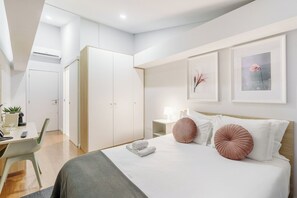 Desk, blackout curtains, soundproofing, free WiFi - Bellu Studios & Suites   (Braga)
