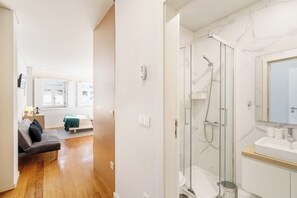 Schreibtisch, Verdunkelungsvorhänge, schallisolierte Zimmer