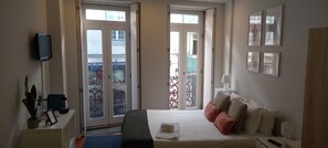 Studio Confort, 1 grand lit, coin cuisine, vue ville | Bureau, rideaux occultants, chambres insonorisées, Wi-Fi gratuit