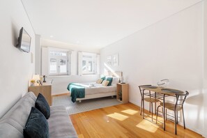 Comfort Studio, 1 Queen Bed, Kitchenette, City View | Desk, blackout curtains, soundproofing, free WiFi - Bellu Studios & Suites (Braga)