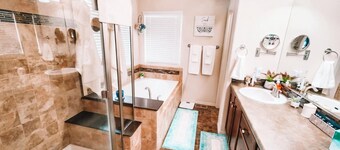 Peaceful Falcon Hot Tub Pet Friendly 3 King Beds

