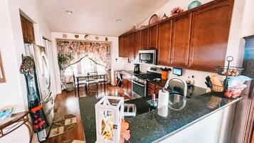 Køleskab, mikrobølgeovn, ovn, kogeplade