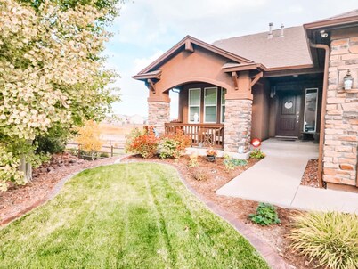 Peaceful Falcon Hot Tub Pet Friendly 3 King Beds

