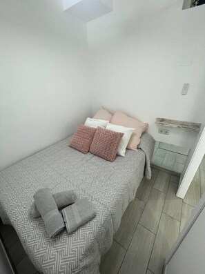 1 habitación, tabla de planchar con plancha, wifi y ropa de cama 