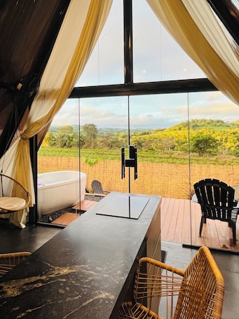 Interior. Ypê Cabin - A Refuge in the middle of the Goiano savannah