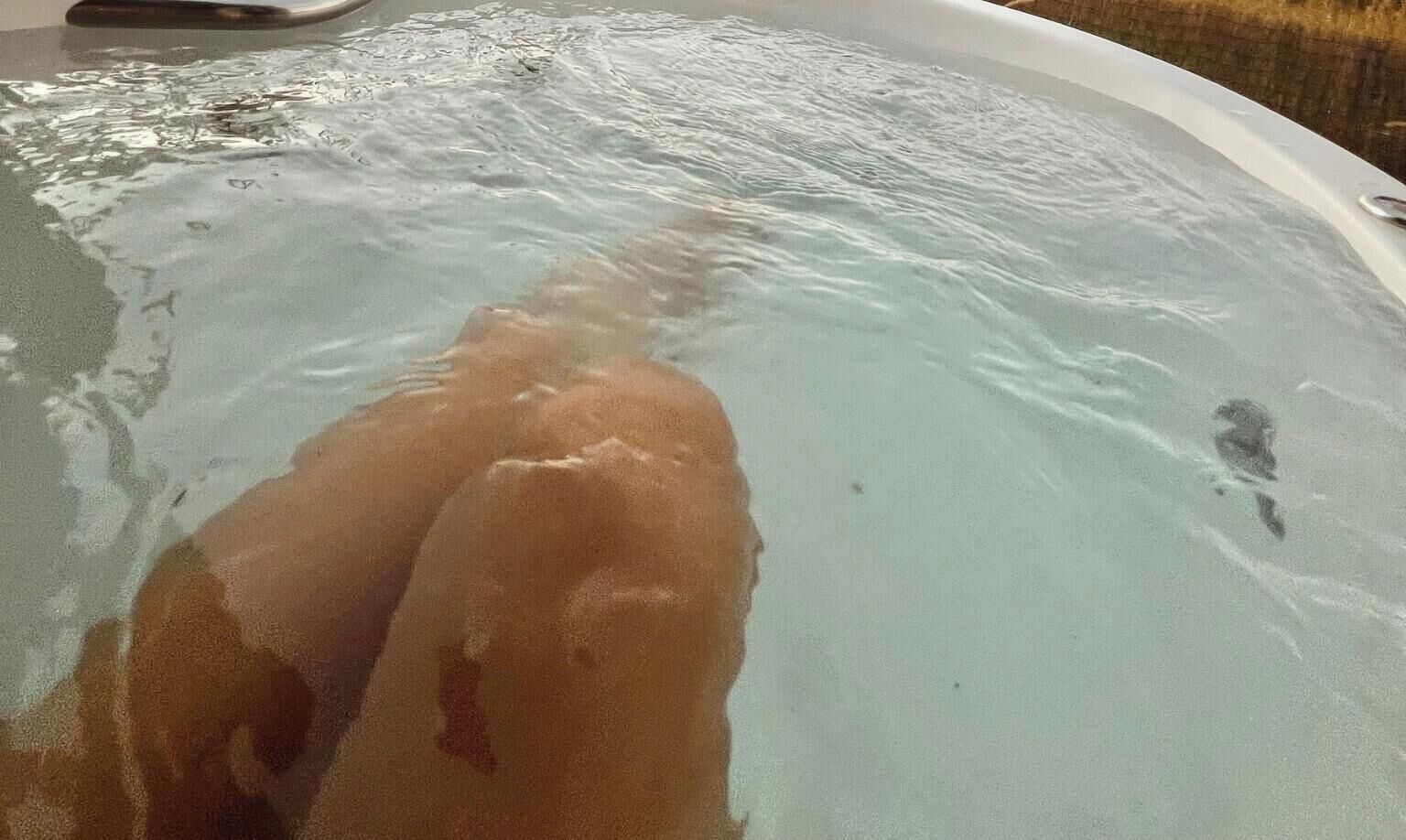 Et badekar fyldt med vand.
