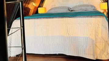 2 bedrooms, desk, free WiFi, bed sheets