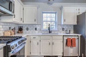 Fridge, microwave, oven, stovetop - Mountain retreat in heart of the Catskills (Round Top)