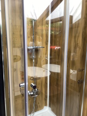 吹风机、毛巾、肥皂、卫生纸