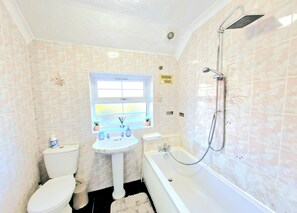 Sèche-cheveux, serviettes fournies, savon, shampoing