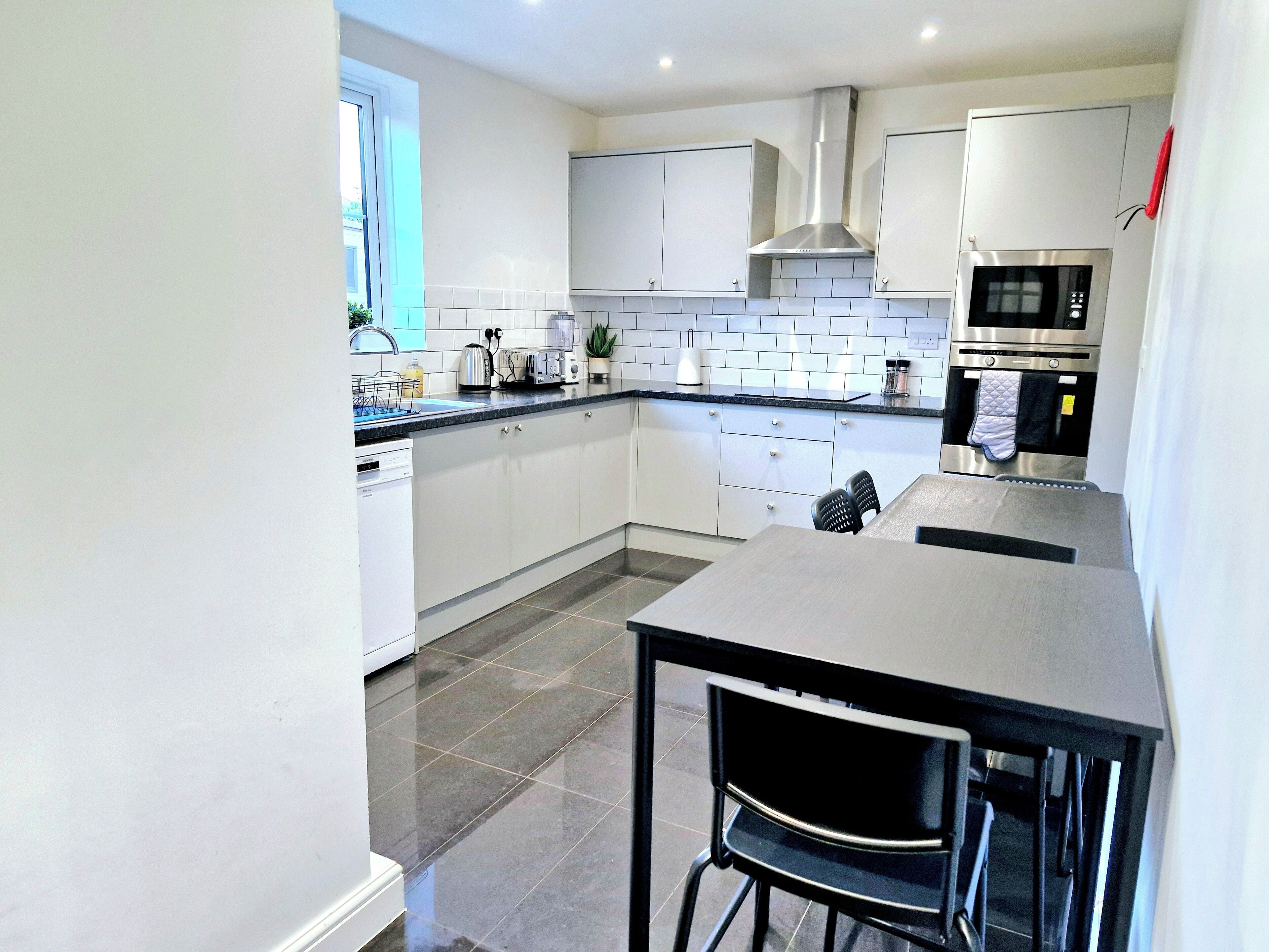 Kylskåp, mikrovågsugn, ugn och spishäll