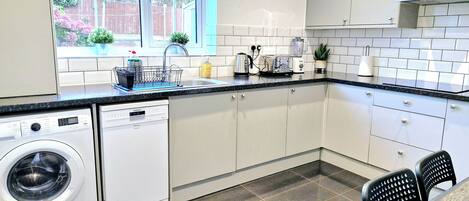 Een koelkast, een magnetron, een oven, een kookplaat