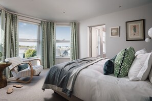 8 bedrooms, WiFi, bed sheets